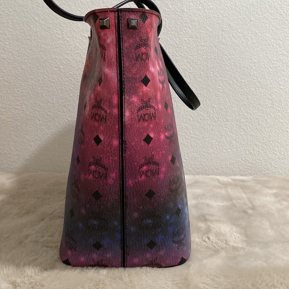 🆕 MCM Galaxy Visetos Medium Shopper Tote Bag Open Top *Light Scratch Bottom* - Picture 4 of 16